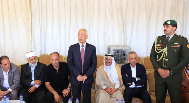 مندوبا عن الملك وولي العهد.. العيسوي يعزي قبيلة بني صخر وآل قمحية