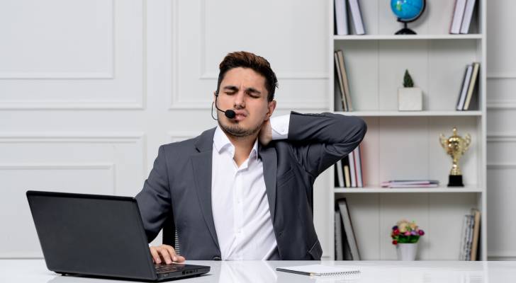 طريقة سهلة لاسترخاء العضلات أثناء العمل في وضعية الجلوس