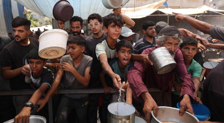 فلسطينيون يتزاحمون للحصول على القليل من الطعام في غزة