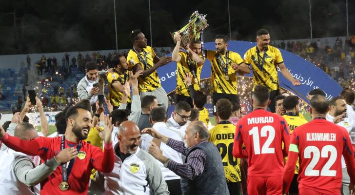 لاعبو الحسين يحتفلون بلقب الدوري