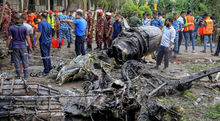 مصرع 27 شخصا بتحطم طائرة مقاتلة في بنغلاديش
