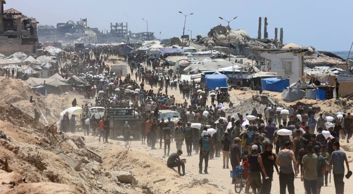 فلسطينيون يتلقون مساعدات إنسانية من نقطة توزيع مساعدات في شمال قطاع غزة