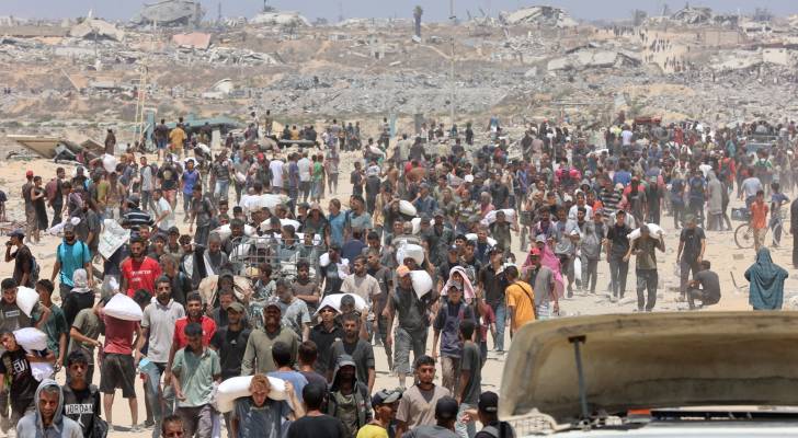 فلسطينيون يتلقون مساعدات إنسانية من نقطة توزيع مساعدات في شمال قطاع غزة