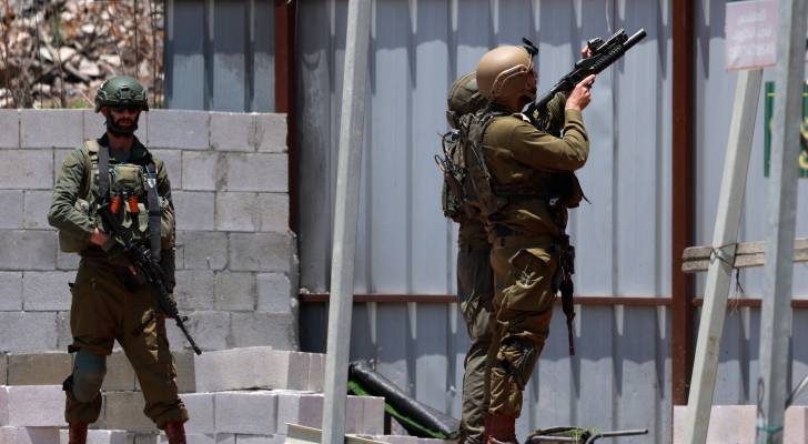 الصحة الفلسطينية: الاحتلال يحتجز جثماني شهيدين ويمنع الطواقم الطبية من إسعاف المصابين