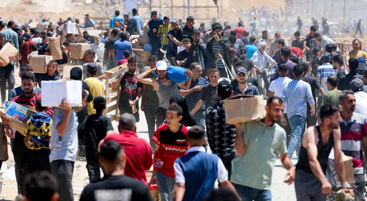 فلسطينيون يتلقون مساعدات إنسانية من نقطة توزيع مساعدات في غزة
