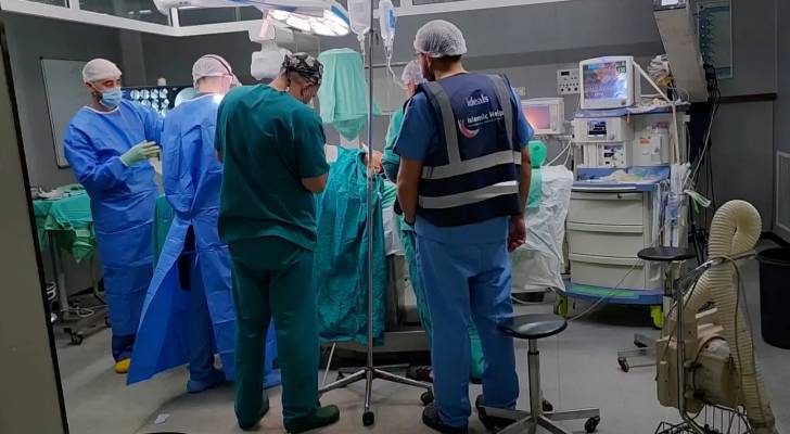 أطباء خلال إجراء عملية جراحية في غزة