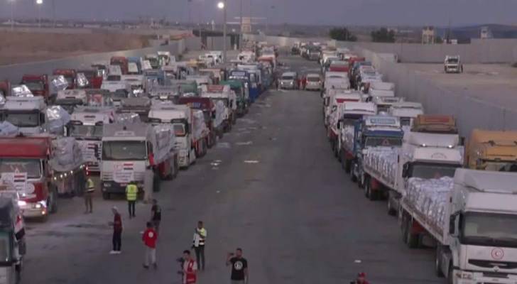 بدء تحرك شاحنات المساعدات من معبر رفح باتجاه معبر كرم أبو سالم تحت إشراف الهلال الأحمر المصري