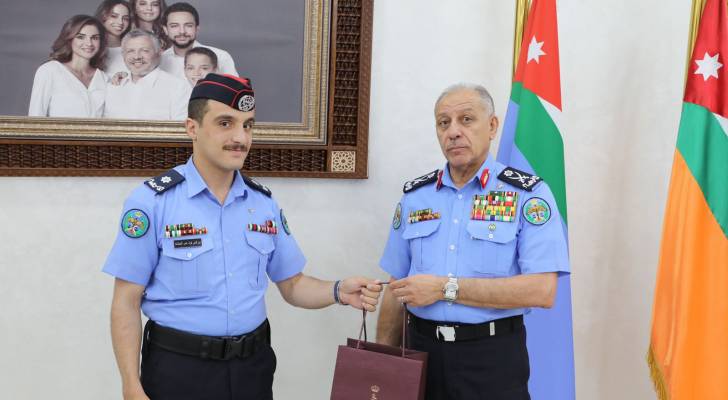 مدير الأمن العام يسلم الملازم نور الدين الحباشنة هدية ملكية تقديرا لإنجازه الدولي