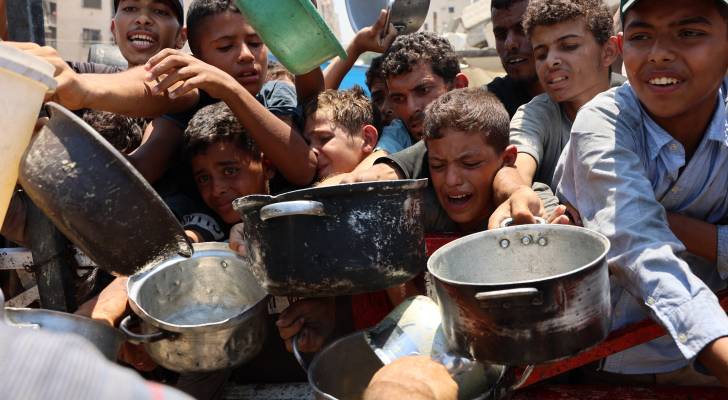 فلسطينيون ينتظرون حصولهم على القليل من الطعام في غزة
