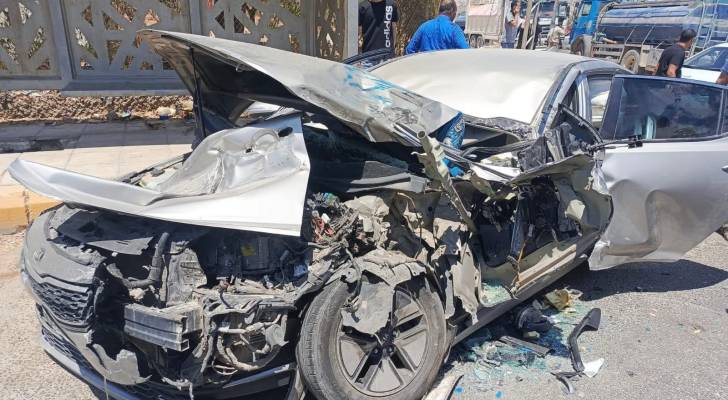 حادث تصادم وقع بين صهريج مياه ومركبة صغيرة