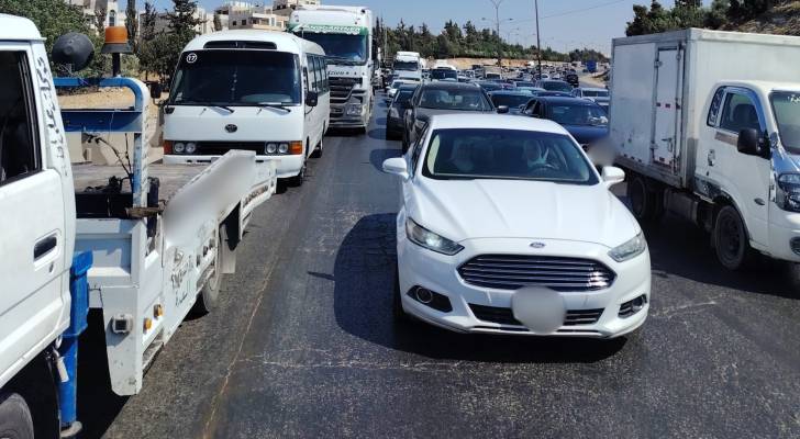 أزمة سير على طريق المطار بسبب إنقلاب شاحنة