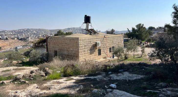 الاحتلال يخطر بهدم جميع منازل قرية النعمان في القدس