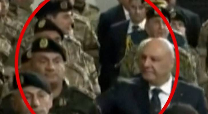 الرئيس اللبناني جوزيف عون يمازح العميد عماد نبهة قائد فوج مكافحة الشغب