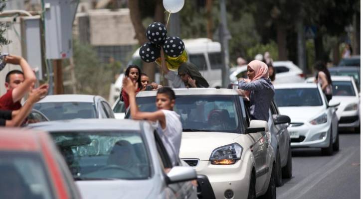 أشخاص يشكلون مواكب "أرشيفية"