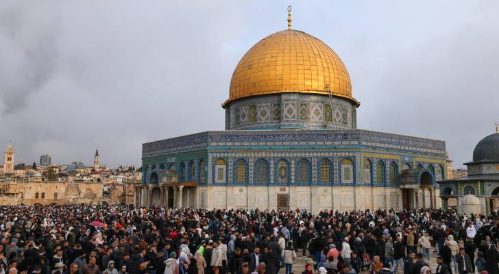 مصلون في باحات المسجد الأقصى