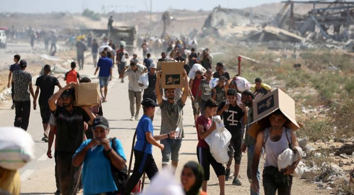 فلسطينيون يتلقون مساعدات في نقطة توزيع الطعام التي تديرها مجموعة "مؤسسة غزة الإنسانية"