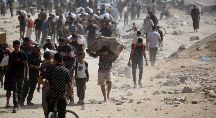 فلسطينيون يتلقون مساعدات انسانية بغزة