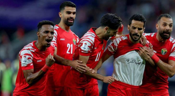 لاعبو المنتخب الوطني يحتفلون بهدف سابق