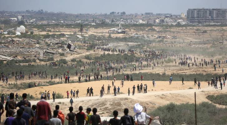 فلسطينيون في قطاع غزة يبحثون عن مساعدات