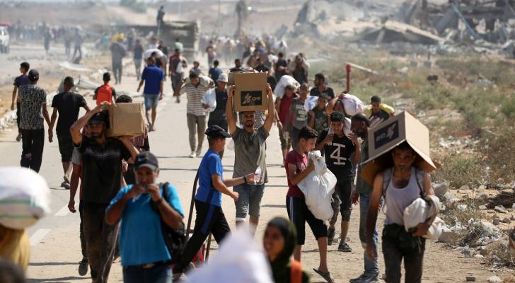 فلسطينيون يتلقون مساعدات إنسانية من نقطة توزيع مساعدات