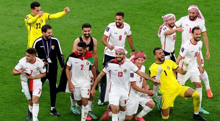 لاعبو المنتخب الوطني يحتفلون بفوز سابق