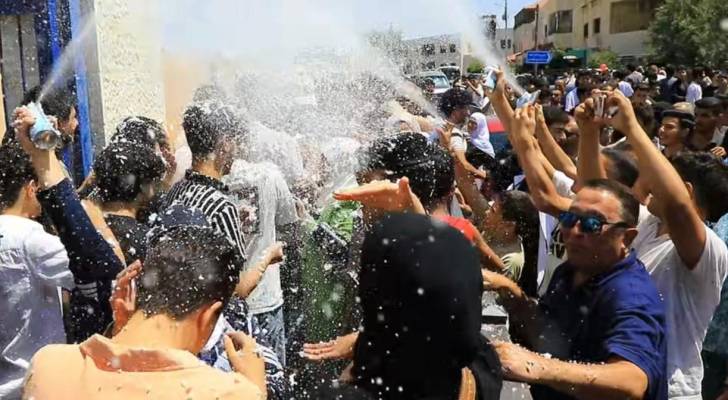طلبة يحتفلون بنجاحهم