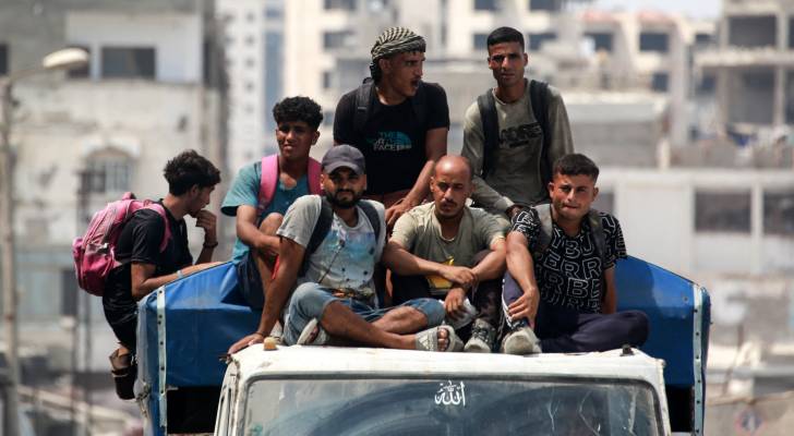 فلسطينيون نازحون من منازلهم في قطاع غزة