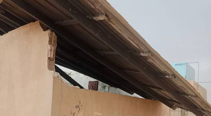 سقف المنزل المصنوع من الزينكو الذي سقط في الرويشد