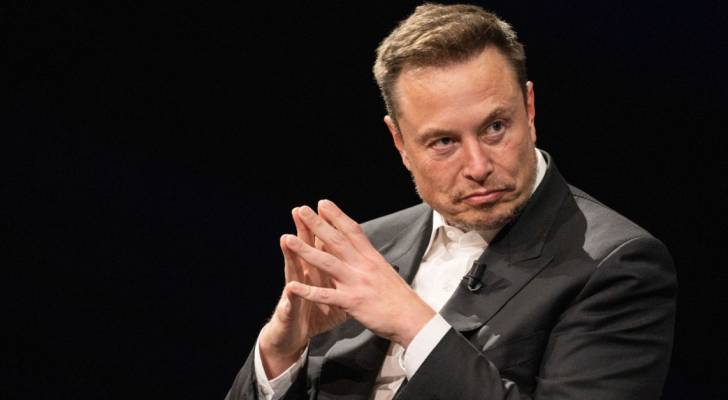 إيلون ماسك يتهم أبل بالاحتكار ويهدد بمقاضاتها