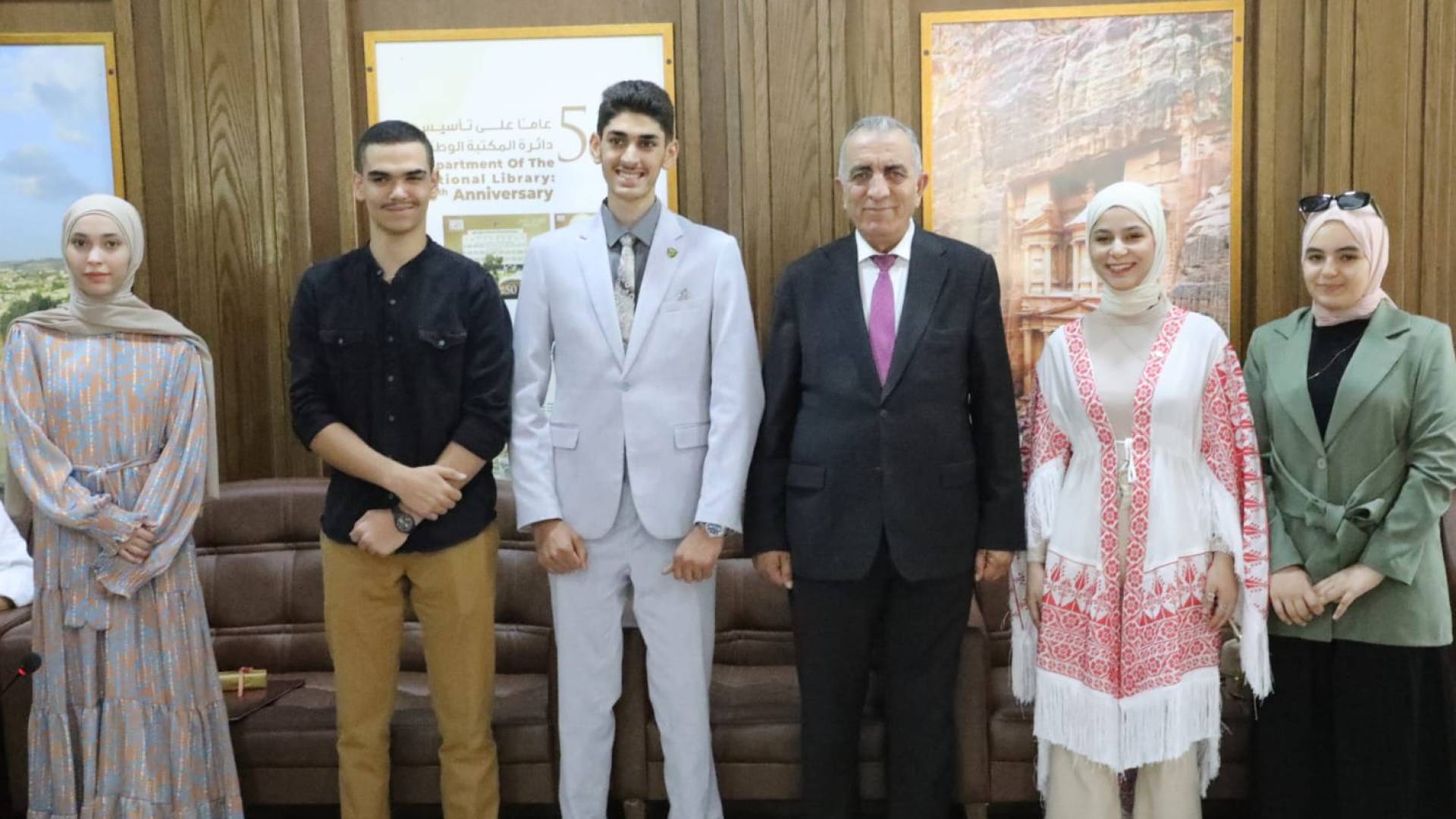 وزير الثقافة يكرم أوائل الثانوية العامة في المكتبة الوطنية