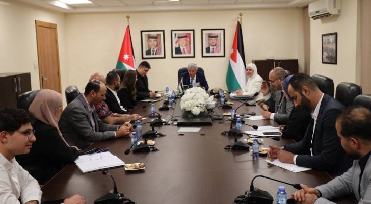 وزير النقل اثناء عقد الاجتماع