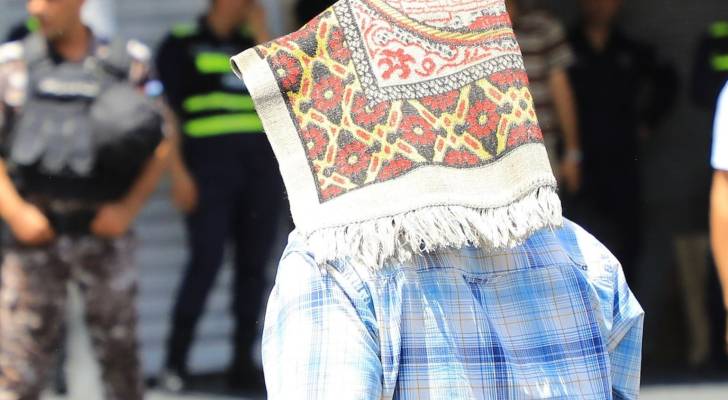شخص متأثر من درجة الحرارة