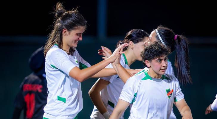 لاعبات الأهلي يحتفلن بهدف سابق في مرمى العروبة