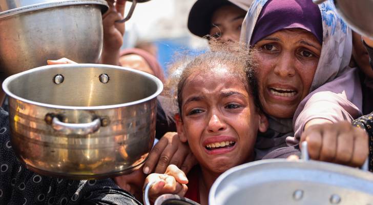فلسطينيون يتجمعون لتسلم مساعدات غذائية في مدينة غزة