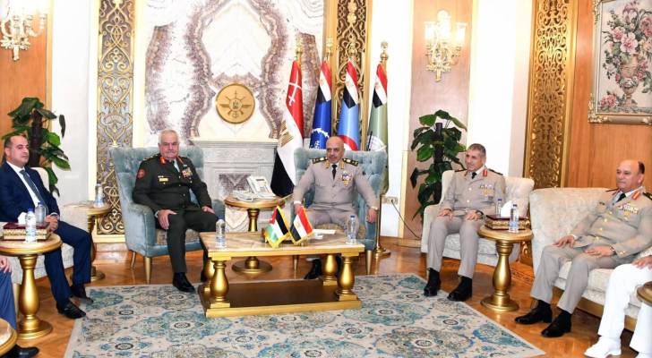 اللواء الركن الحنيطي يلتقي القائد العام للقوات المسلحة المصرية وزير الدفاع والإنتاج الحربي