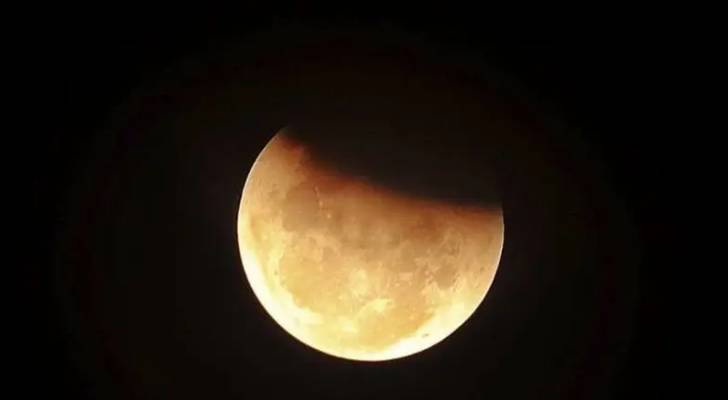 القمر الدموي يزين سماء العالم.. دليلك الكامل لمشاهدة الخسوف الكلي الأحد 7 سبتمبر 2025