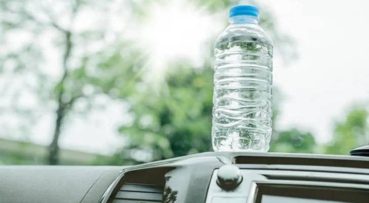دراسة صادمة تحذر من خطر زجاجات المياه البلاستيكية في السيارات