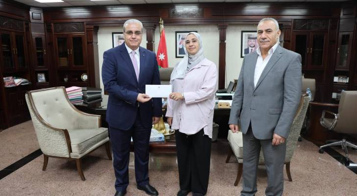عثرت على مبلغ مالي كبير.. وزير الصحة يكرم عاملة خدمات في "البشير" ويؤكد: "الأمانة نموذج يحتذى"
