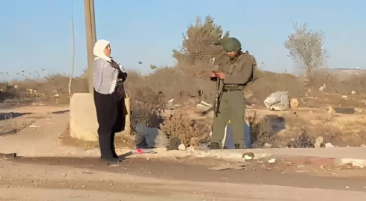 قوات الاحتلال تحتجز محافظ رام الله ليلى غنام عند حاجز عسكري.. وترفع علامة النصر