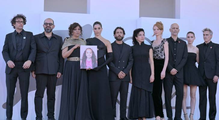 المخرجون والمنتجون لفيلم "صوت هند رجب" خلال العرض الأول للفيلم في مهرجان البندقية السينمائي