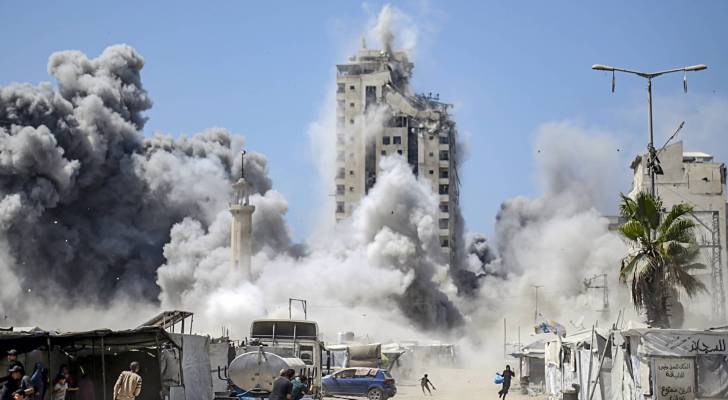 لحظة تدمير أحد الأبراج السكنية في قطاع غزة