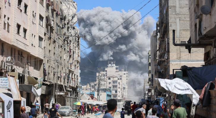 تصاعد الدخان بعد غارة للاحتلال الإسرائيلي على شارع النصر في مدينة غزة