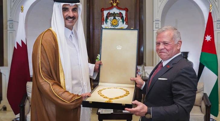 قلادة الحسين بن علي لأمير قطر.. دلالات التكريم الملكي وأبعاده الاستراتيجية