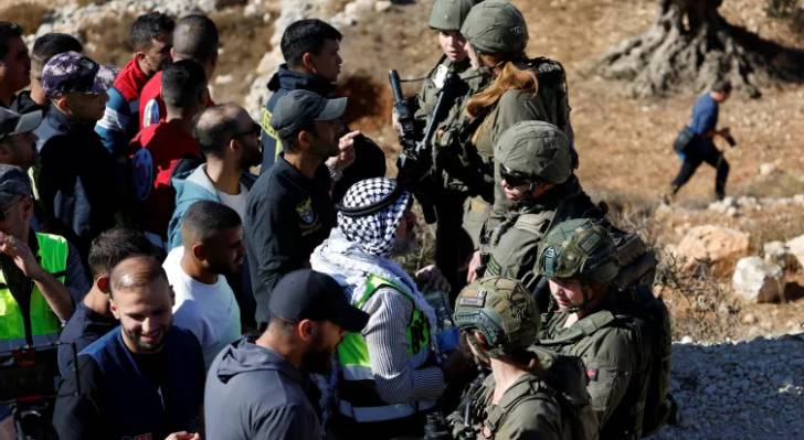 ارشيفية.. اهالي احدى قرى الضفة الغربية في مواجهة جنود من جيش الاحتلال