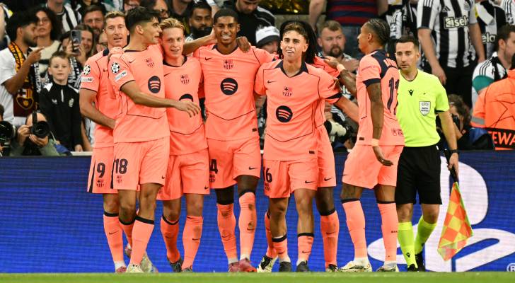 راشفورد يحتفل بهدف في مرمى برشلونة