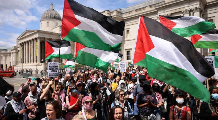 العلم الفلسطيني في باحات بريطانيا