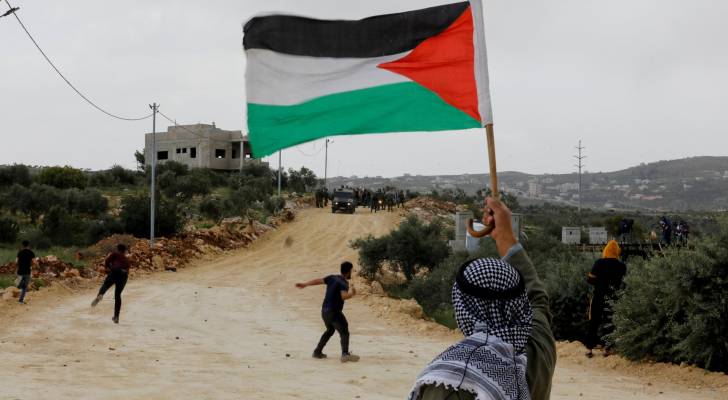 رجل يحمل العلم الفلسطيني