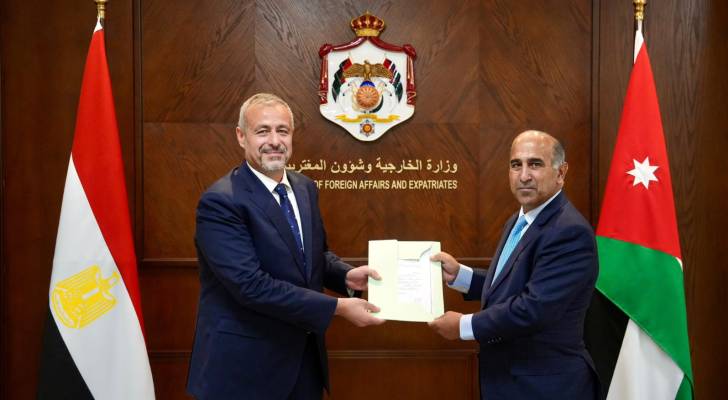 السفير ضيف الله الفايز يتسلم نسخة من أوراق اعتماد سفير جمهورية مصر العربية