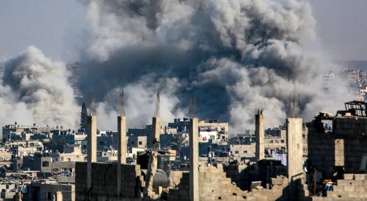 أرشيفية.. لحطة قصف مباني في مدينة غزة