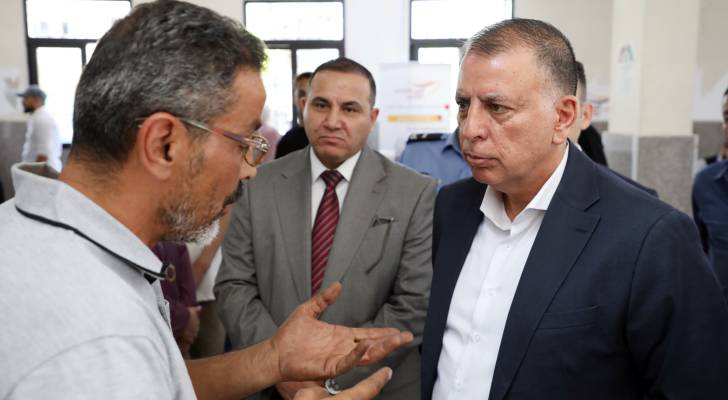 وزير الداخلية بزيارة مفاجئة لمديرية أحوال وجوازات الزرقاء ظهر الإثنين
